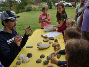 children learning about fossils